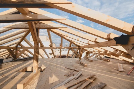 Rénovation de charpente, quels signes indiquent qu'il est temps d'agir ?